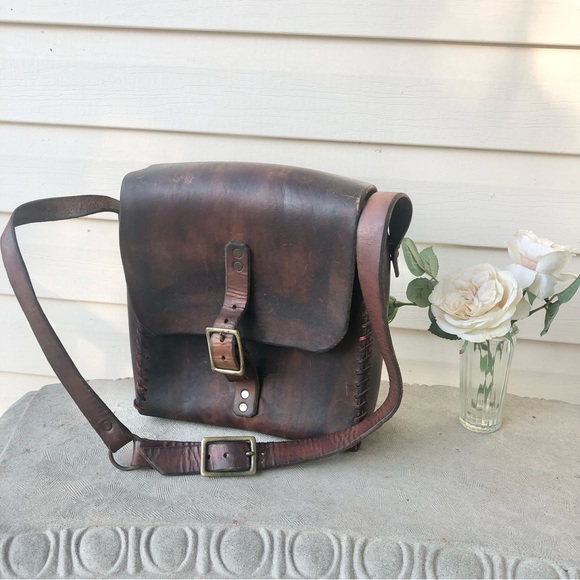 Handmade Vintage 60’s leather Feedbag, whip stitched, distressed brass hardware - Picture 2 of 10